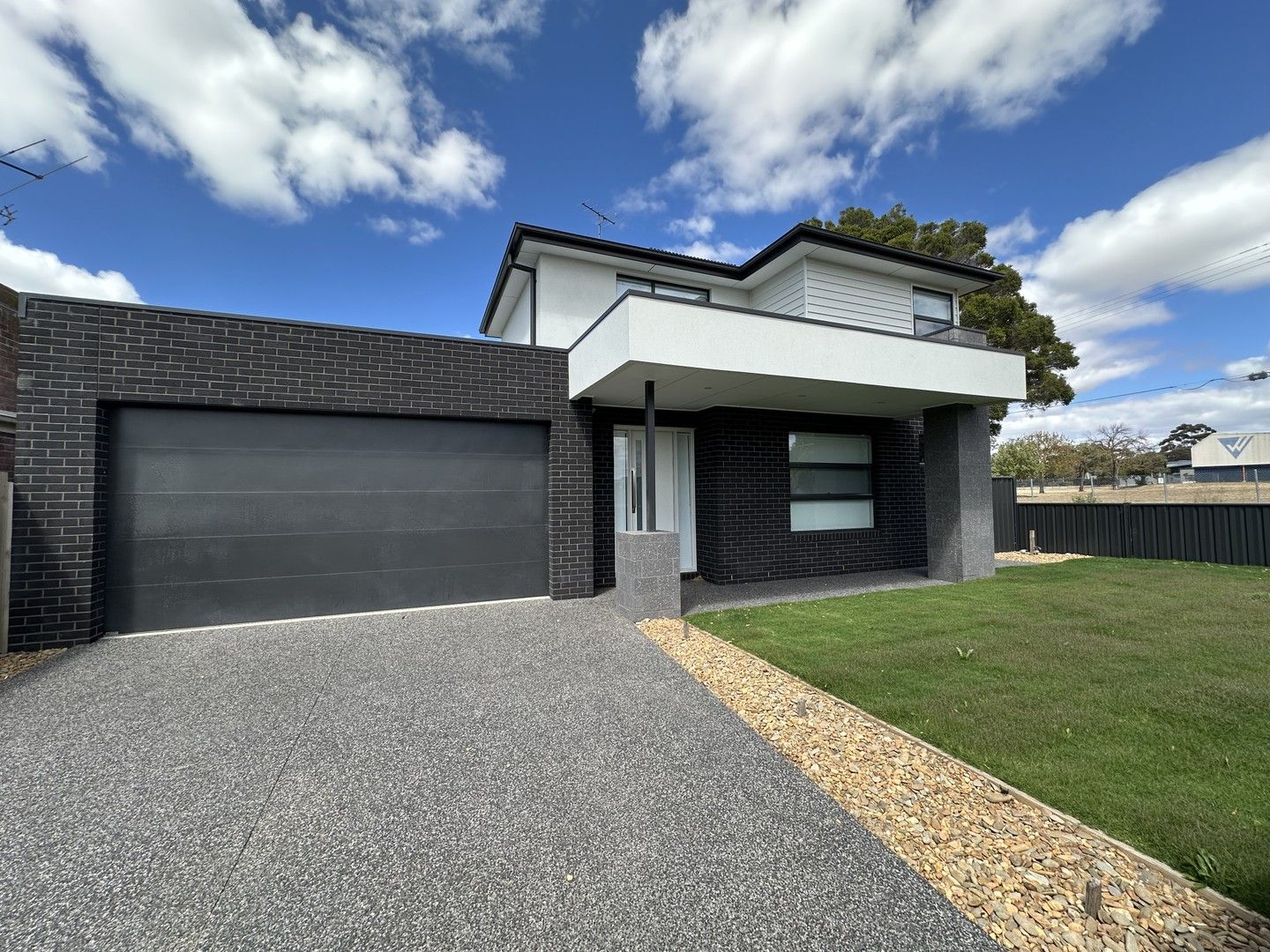 3 bedrooms Townhouse in 17 Quamby Avenue HAMLYN HEIGHTS VIC, 3215