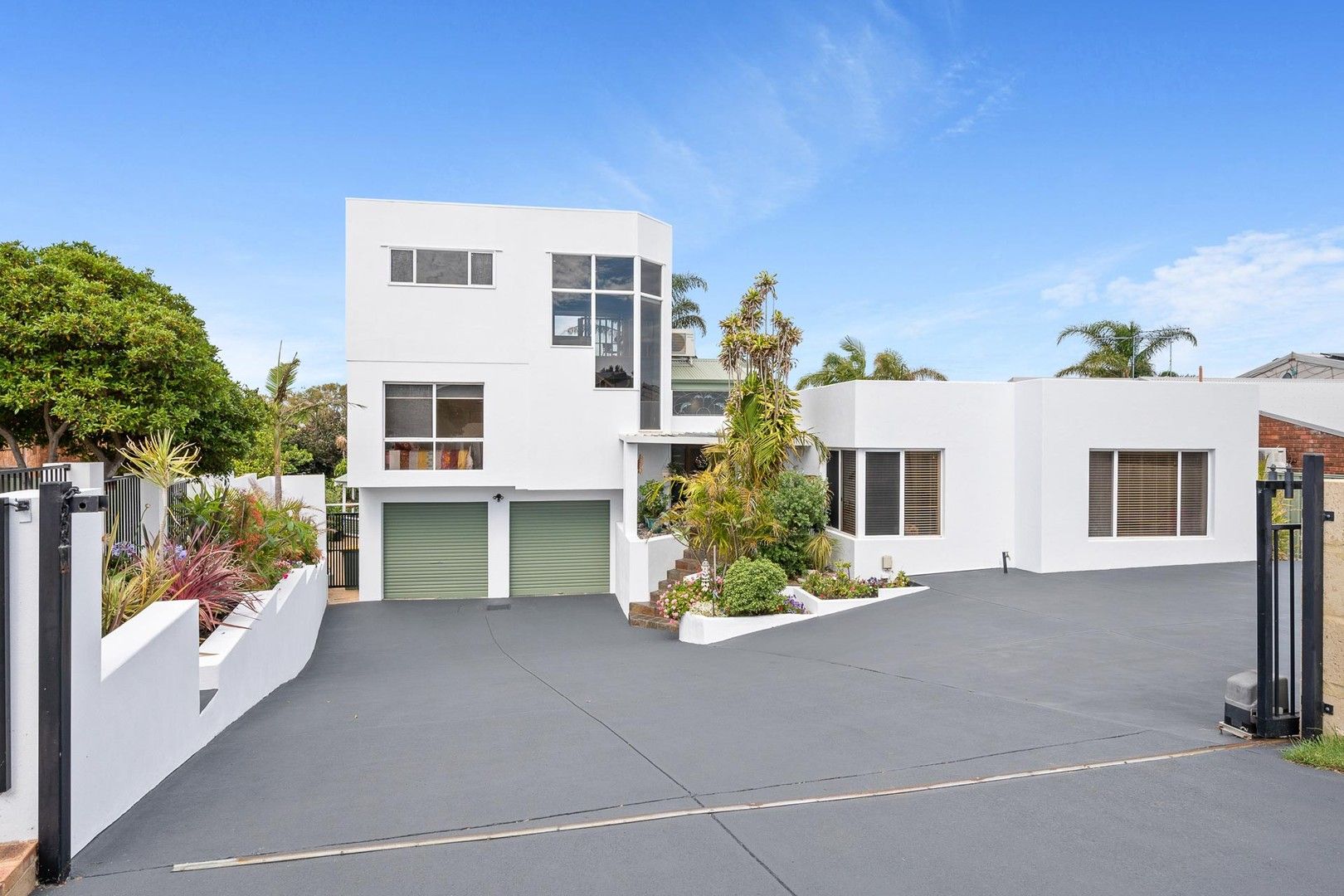 5 bedrooms House in 21 Carina Circle HALLS HEAD WA, 6210