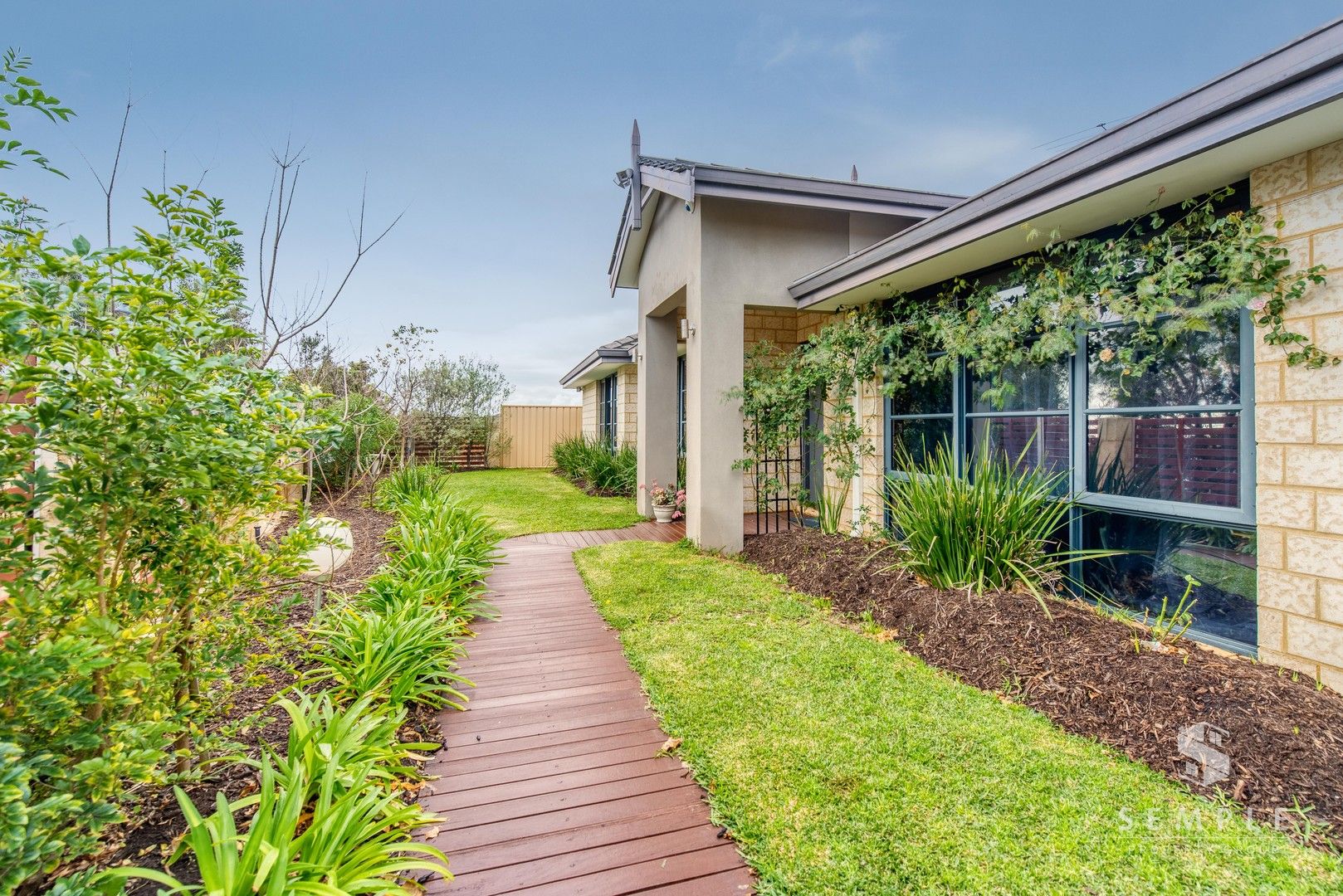 4 bedrooms House in 16 Friarbird Terrace BEELIAR WA, 6164