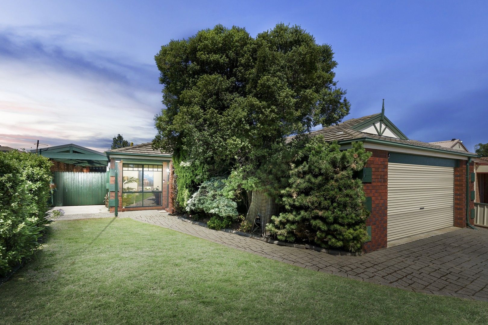5 bedrooms House in 2 Carmarthen Close WERRIBEE VIC, 3030