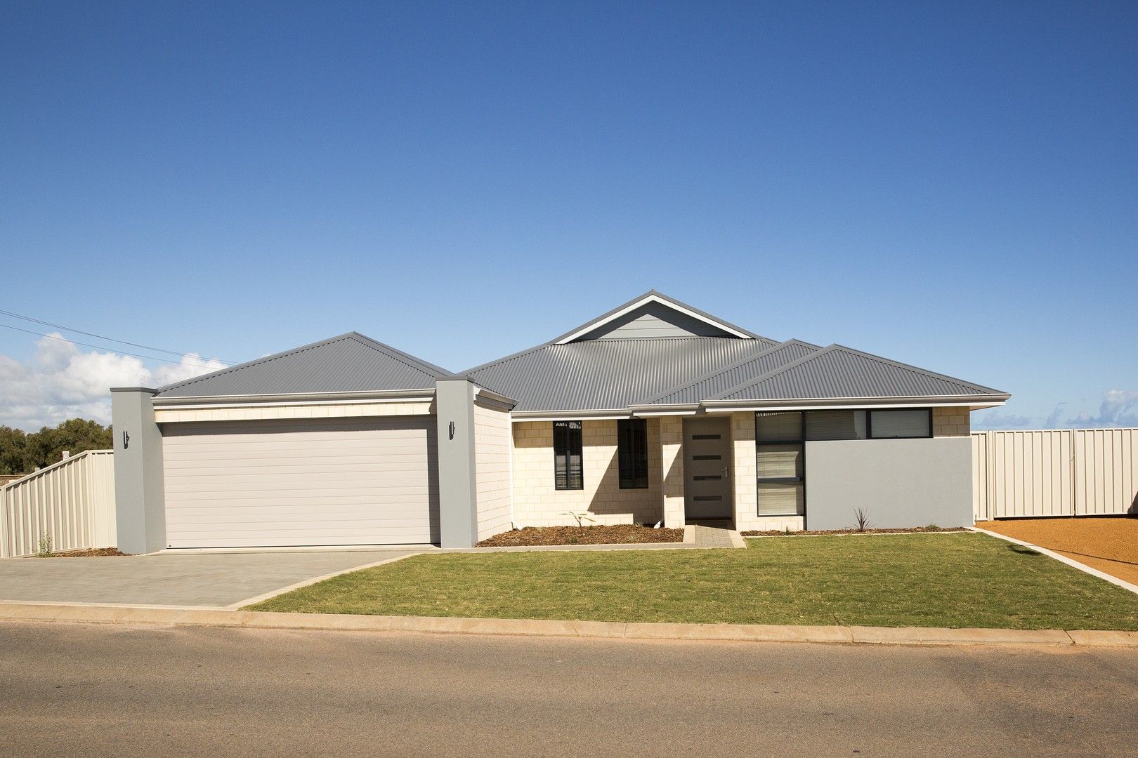 4 bedrooms House in 44 Reef Blvd DRUMMOND COVE WA, 6532