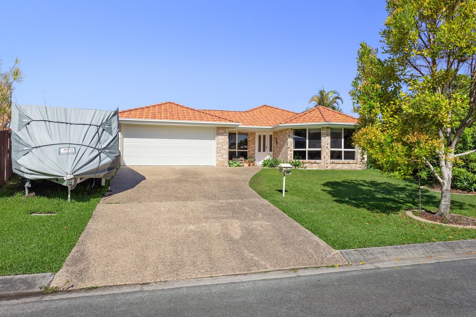 4 bedrooms House in 2 Lockyer Place PELICAN WATERS QLD, 4551