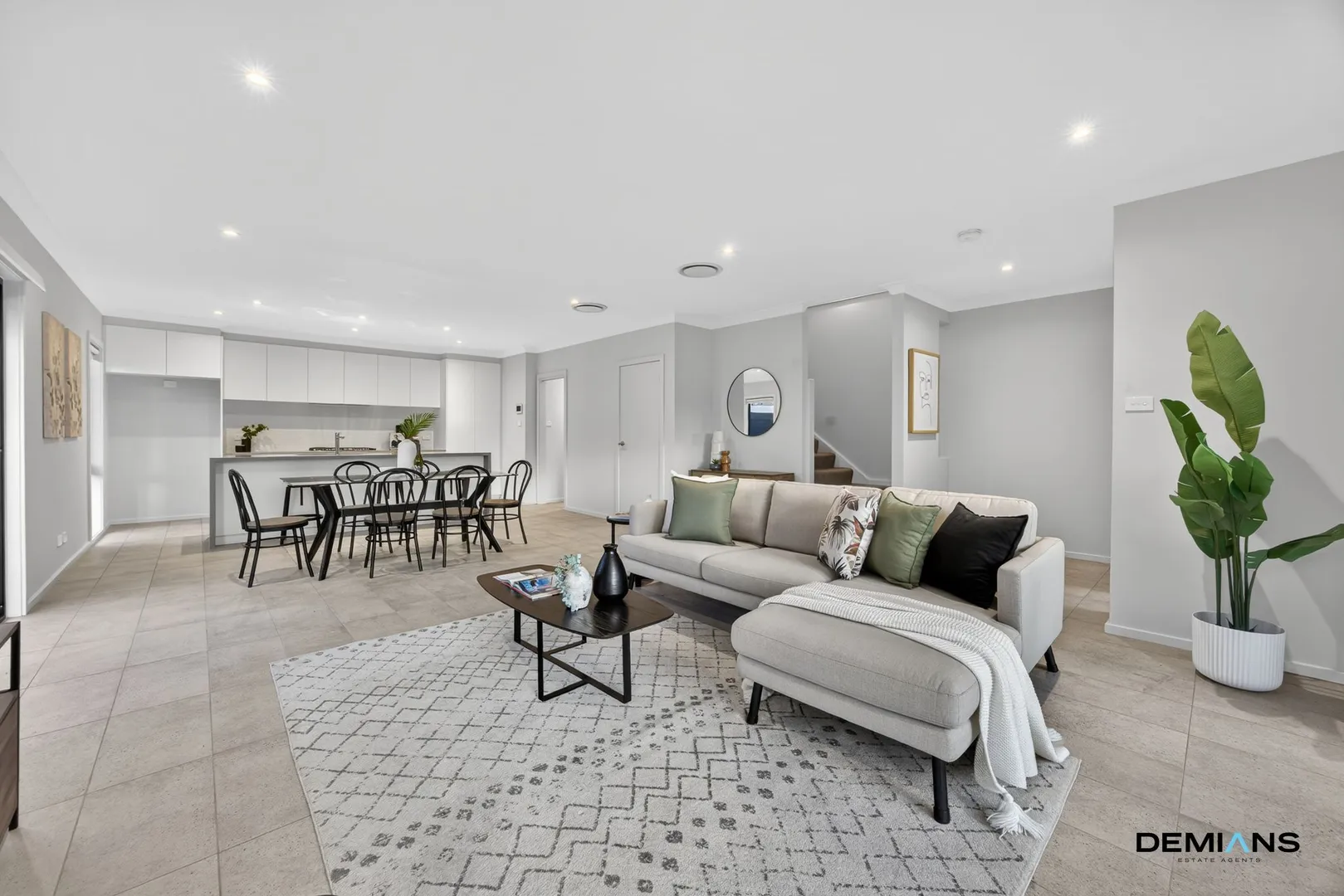 This one is limited edition. On a corner position. In immaculate condition. 

In the heart of the Georges Cove Estate, this one is an easy decision. – pohled 5