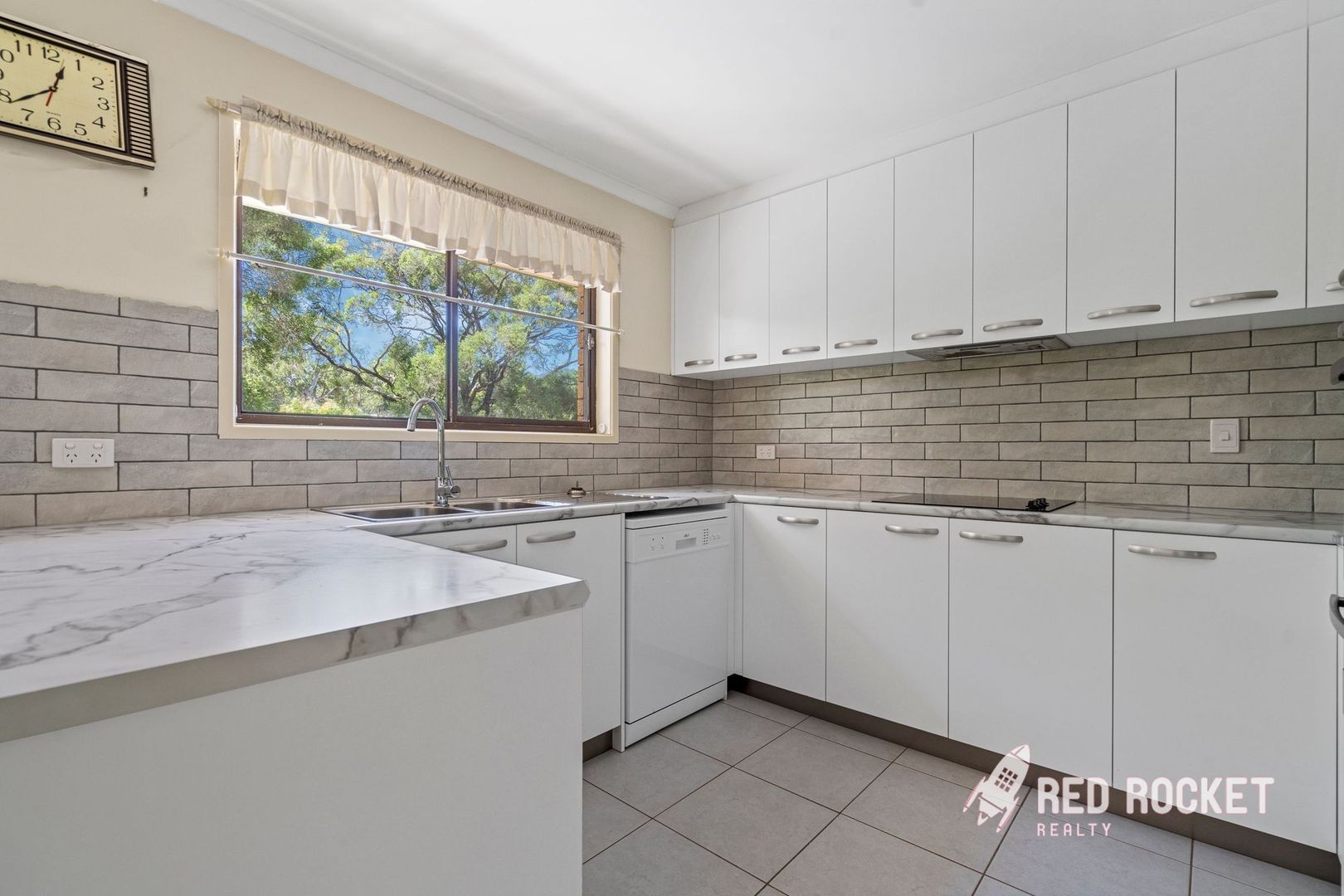 4 Clarinda Avenue, Springwood QLD 4127, Image 2