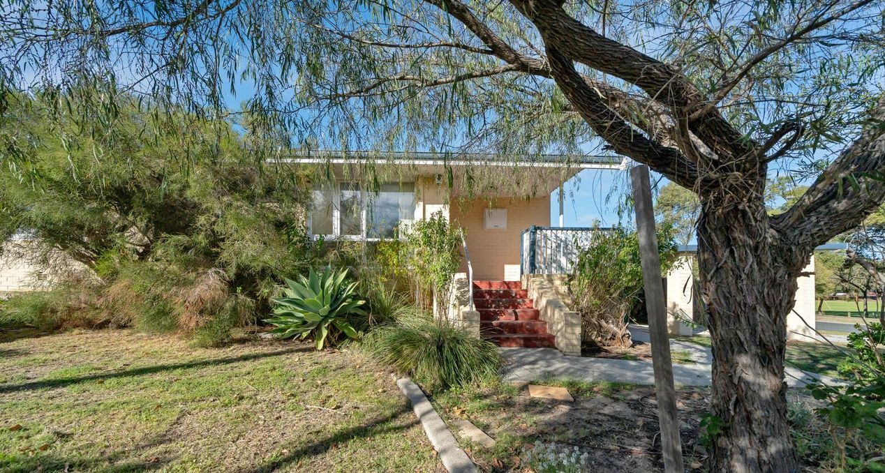 2 bedrooms House in 2B Templeton Crescent GIRRAWHEEN WA, 6064