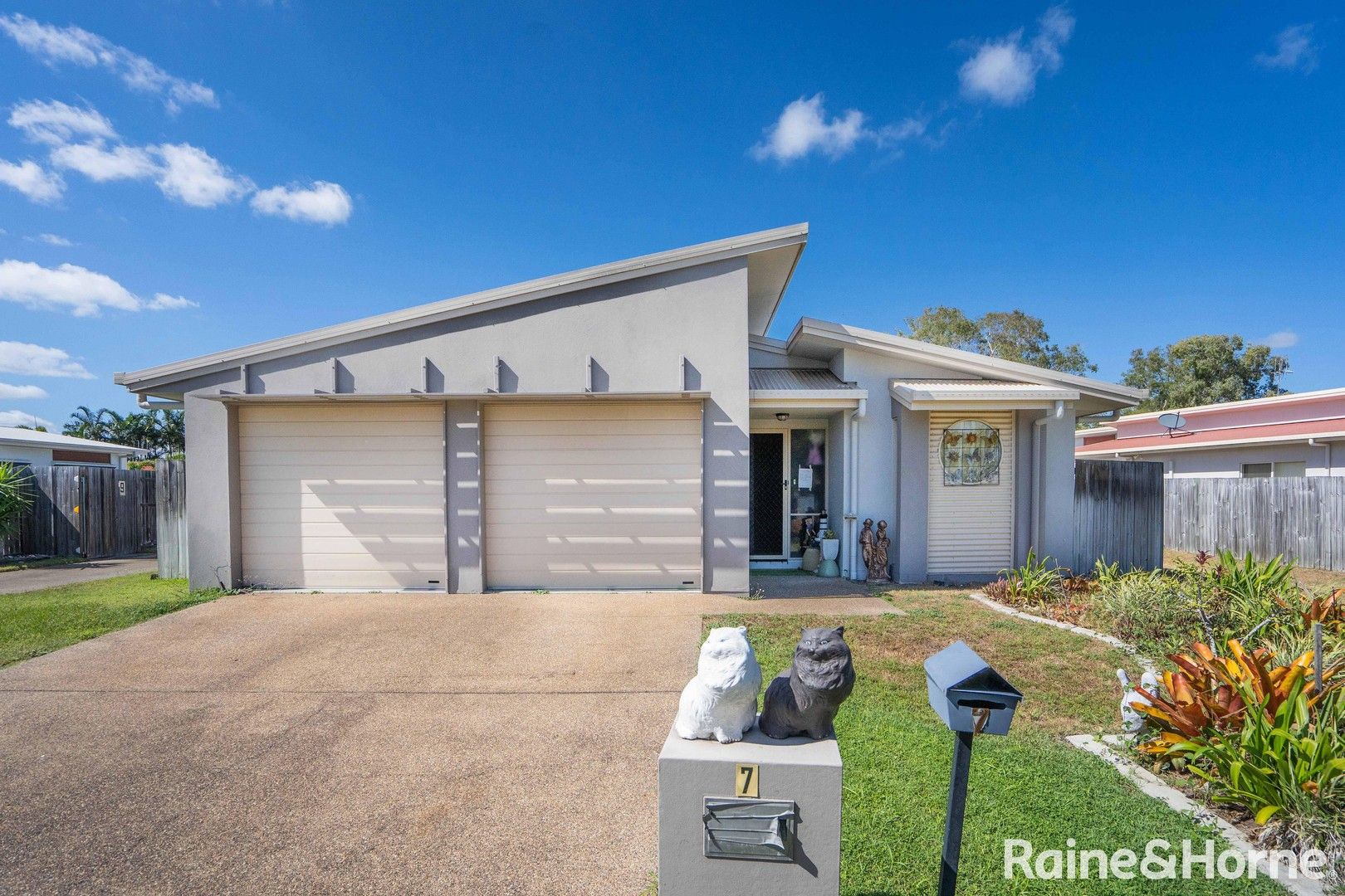 4 bedrooms House in 7 Fraser Waters Parade TOOGOOM QLD, 4655