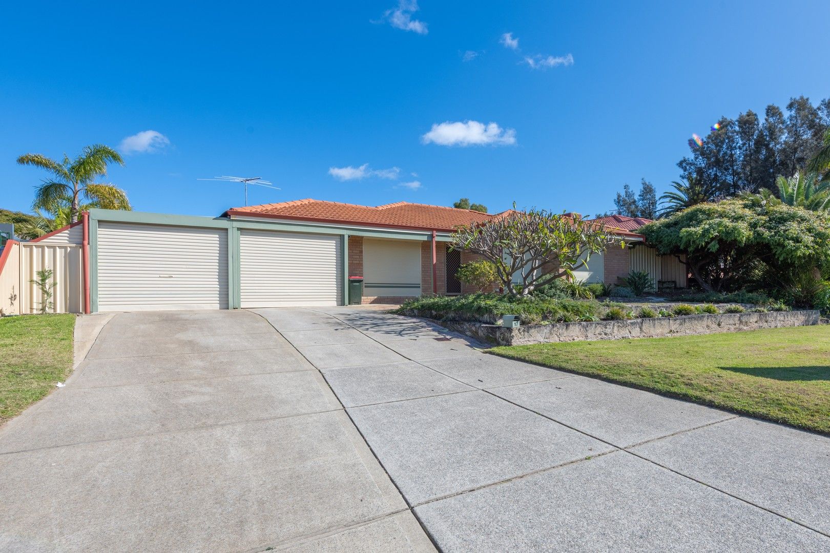 3 bedrooms House in 17 Hillview Rise COOLOONGUP WA, 6168