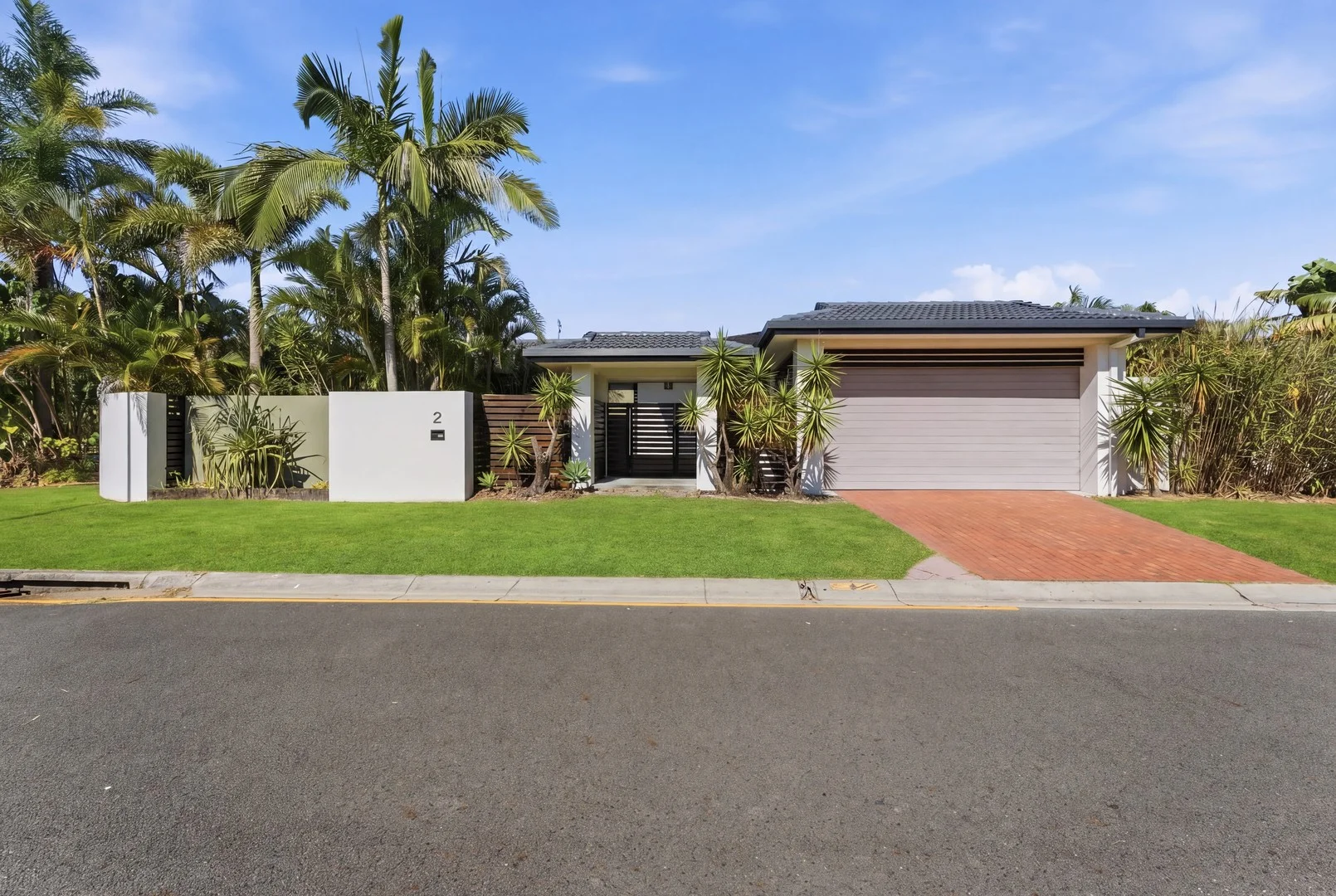 2 Southerly Street, Mermaid Waters QLD 4218
