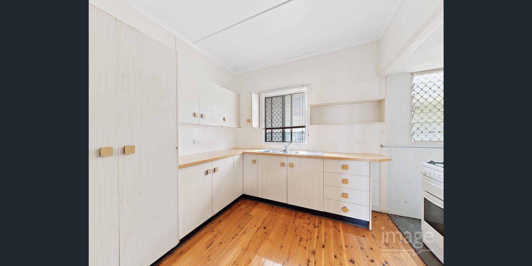 3 bedrooms House in 16 Canning St HOLLAND PARK QLD, 4121