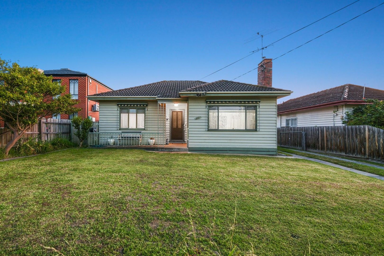 3 bedrooms House in 42 Whitworth Avenue SPRINGVALE VIC, 3171