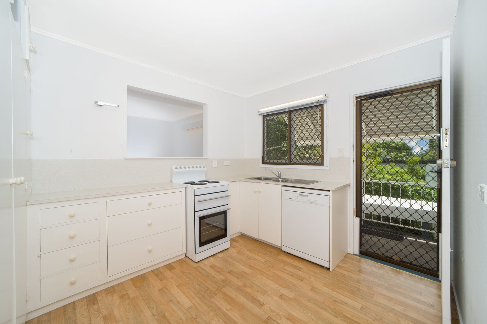 2 Robinson Street, Belgian Gardens QLD 4810, Image 2