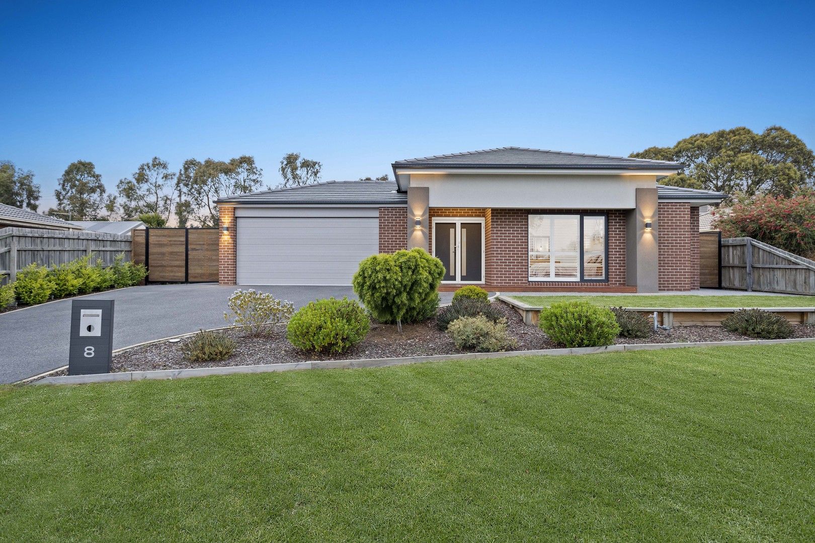 4 bedrooms House in 8 Lemnian Ct LANGWARRIN VIC, 3910