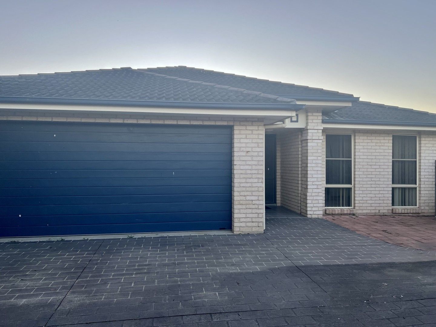 4 bedrooms House in 10 Mountview Place ABERGLASSLYN NSW, 2320