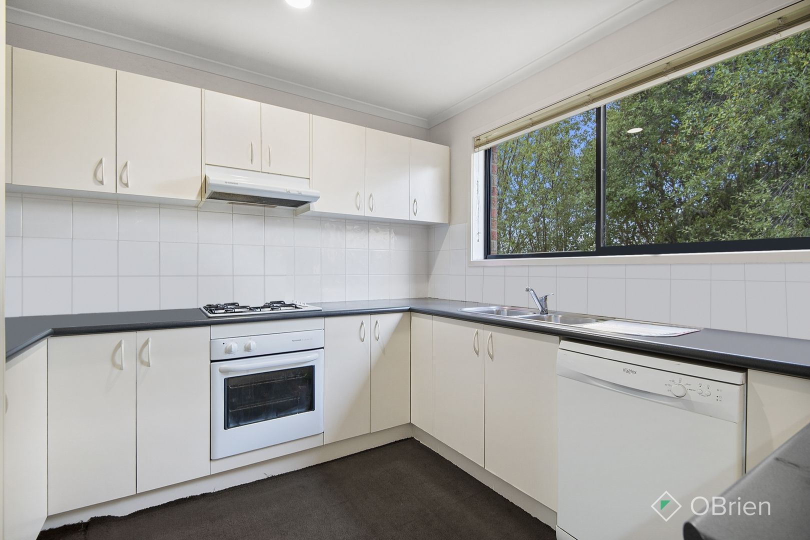 11/5 Piney Ridge, Endeavour Hills VIC 3802, Image 2