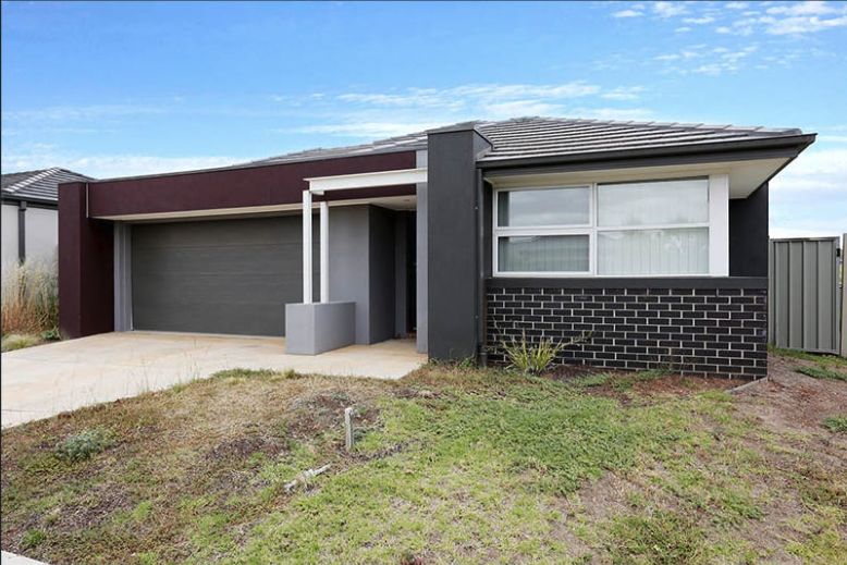 3 bedrooms House in 12 Stonehill Drive MADDINGLEY VIC, 3340