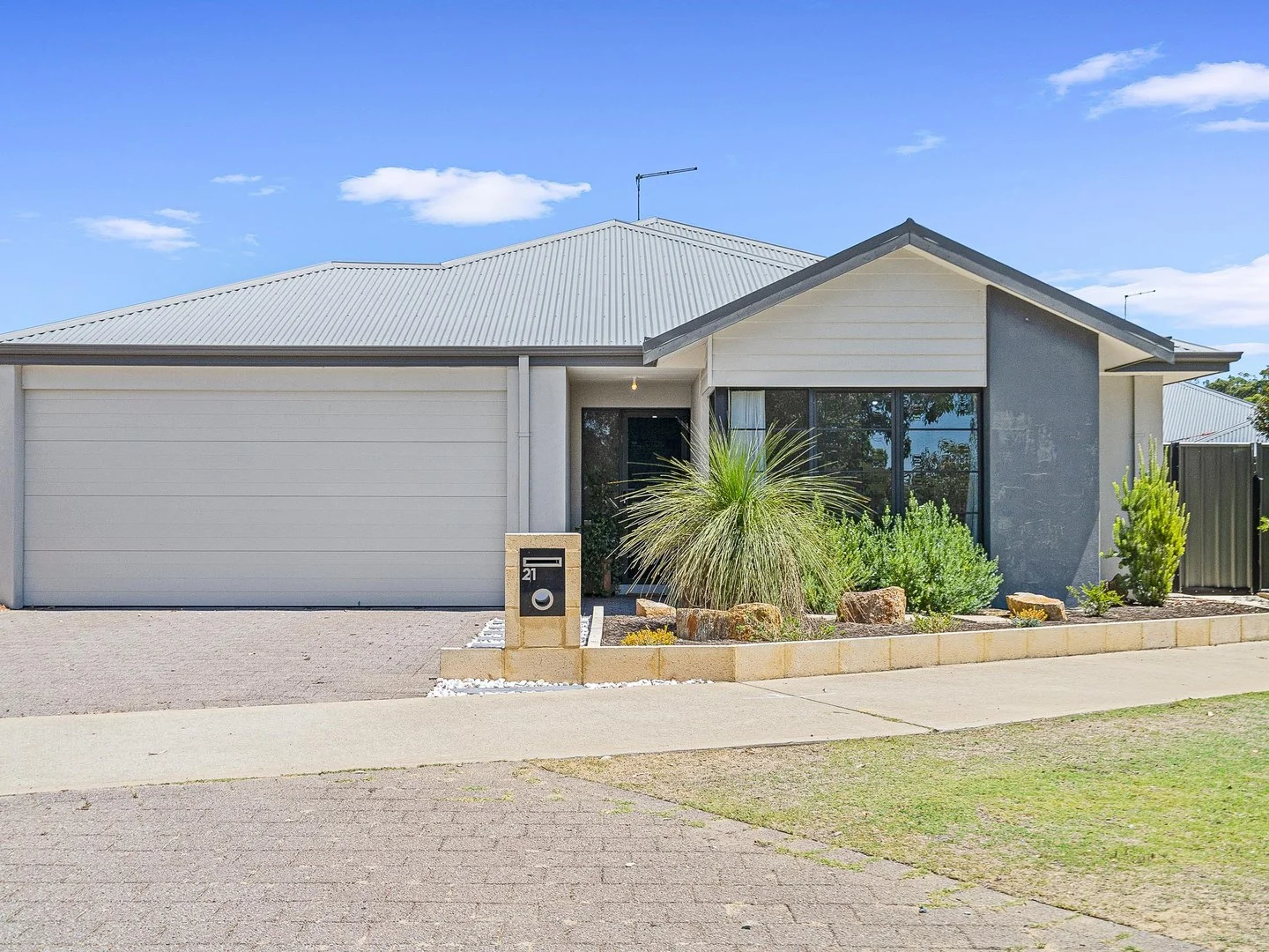 21 Clarendon Circuit, Lakelands WA 6180