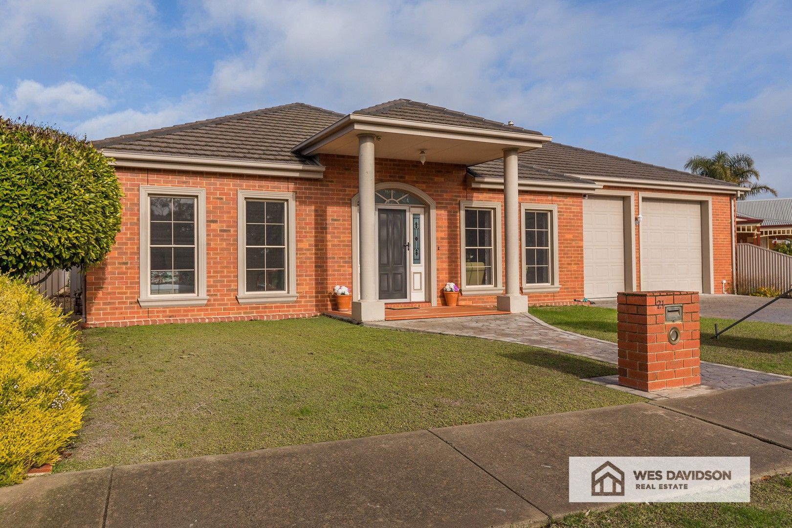 4 bedrooms House in 21 Mardon Drive HORSHAM VIC, 3400