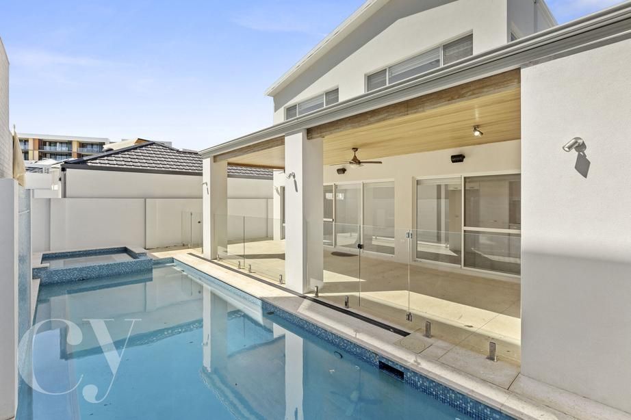 5 bedrooms House in 25 Orsino Boulevard NORTH COOGEE WA, 6163