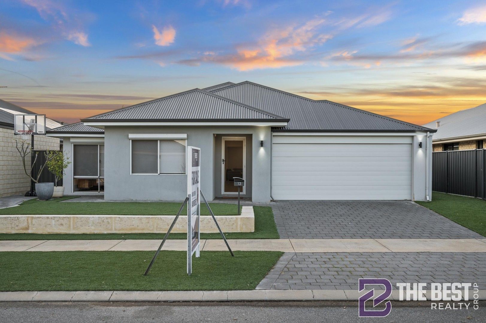 4 bedrooms House in 13 Trusty Way PIARA WATERS WA, 6112