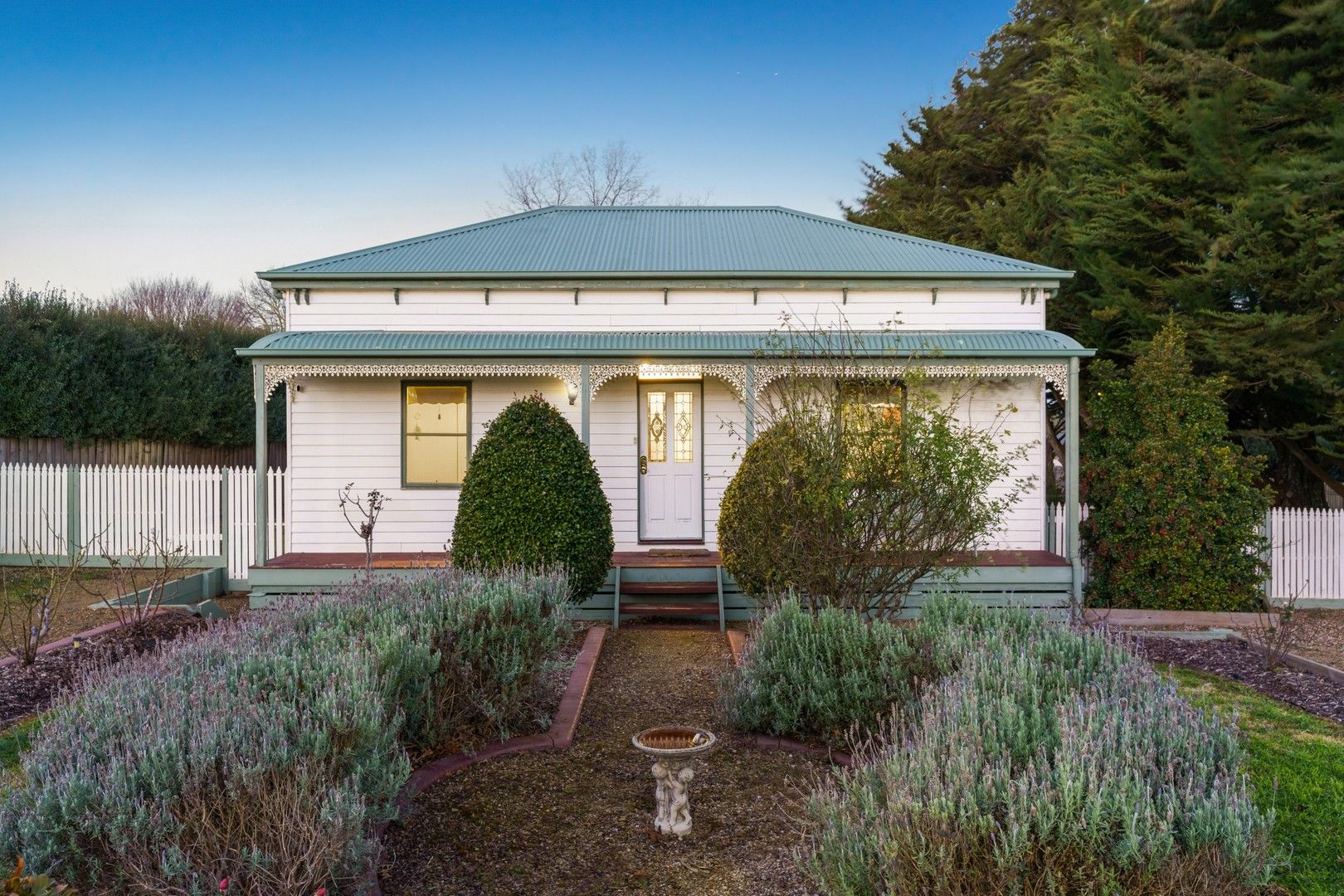 3 bedrooms House in 15 Cypress Court ROMSEY VIC, 3434