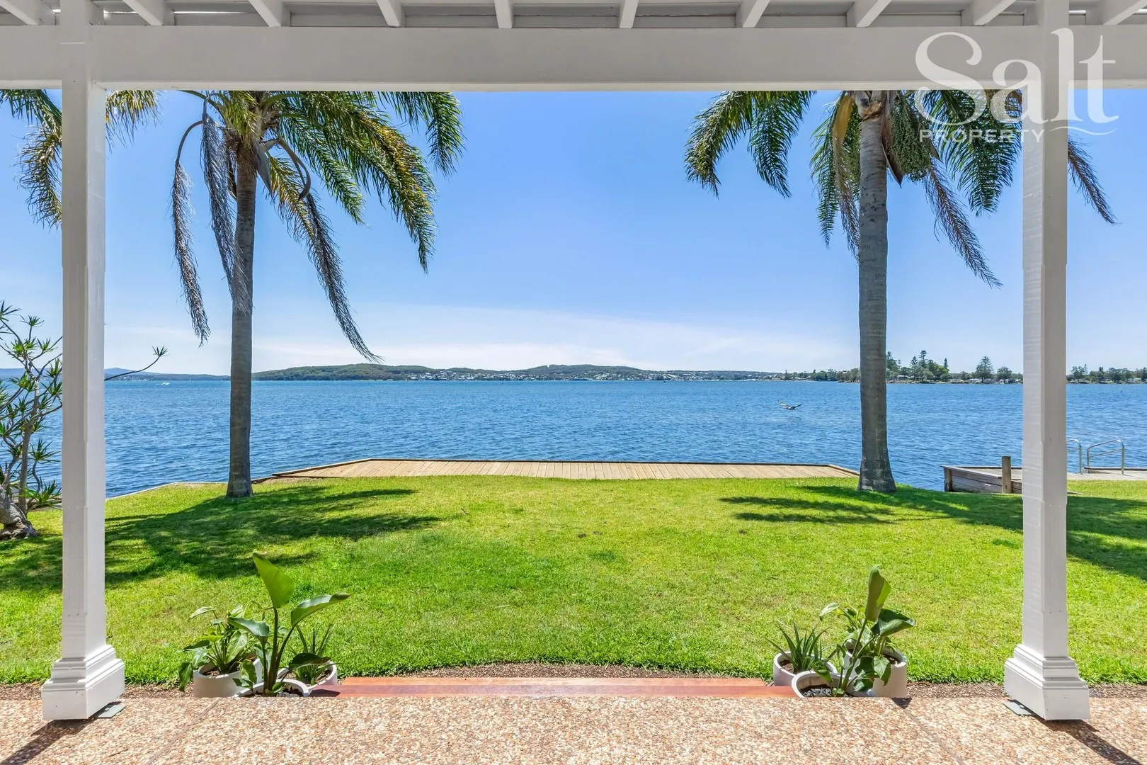 Absolute Lakefront Family Home Delivering a True Holiday-at-Home Lifestyle - Bild 3