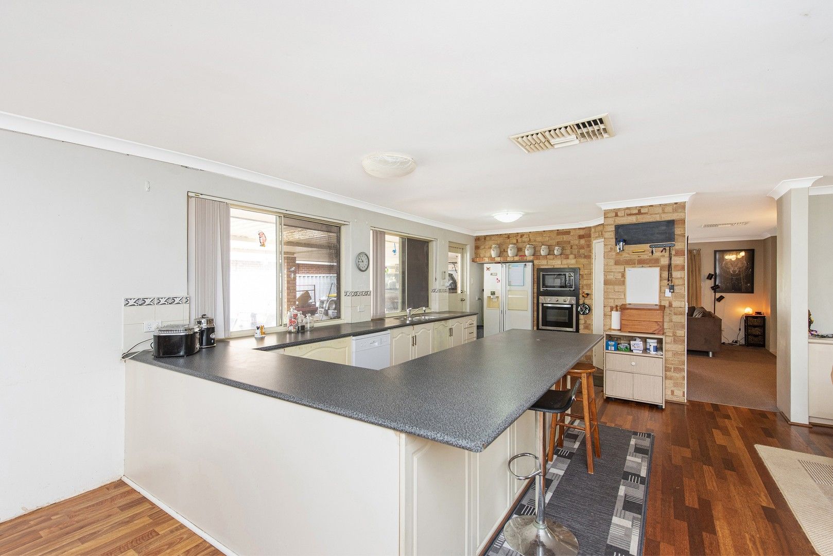 4 bedrooms House in 8 Chelmsford Avenue PORT KENNEDY WA, 6172