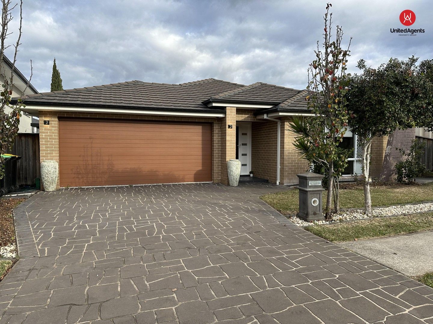 4 bedrooms House in 27 William Buckley Drive CARNES HILL NSW, 2171