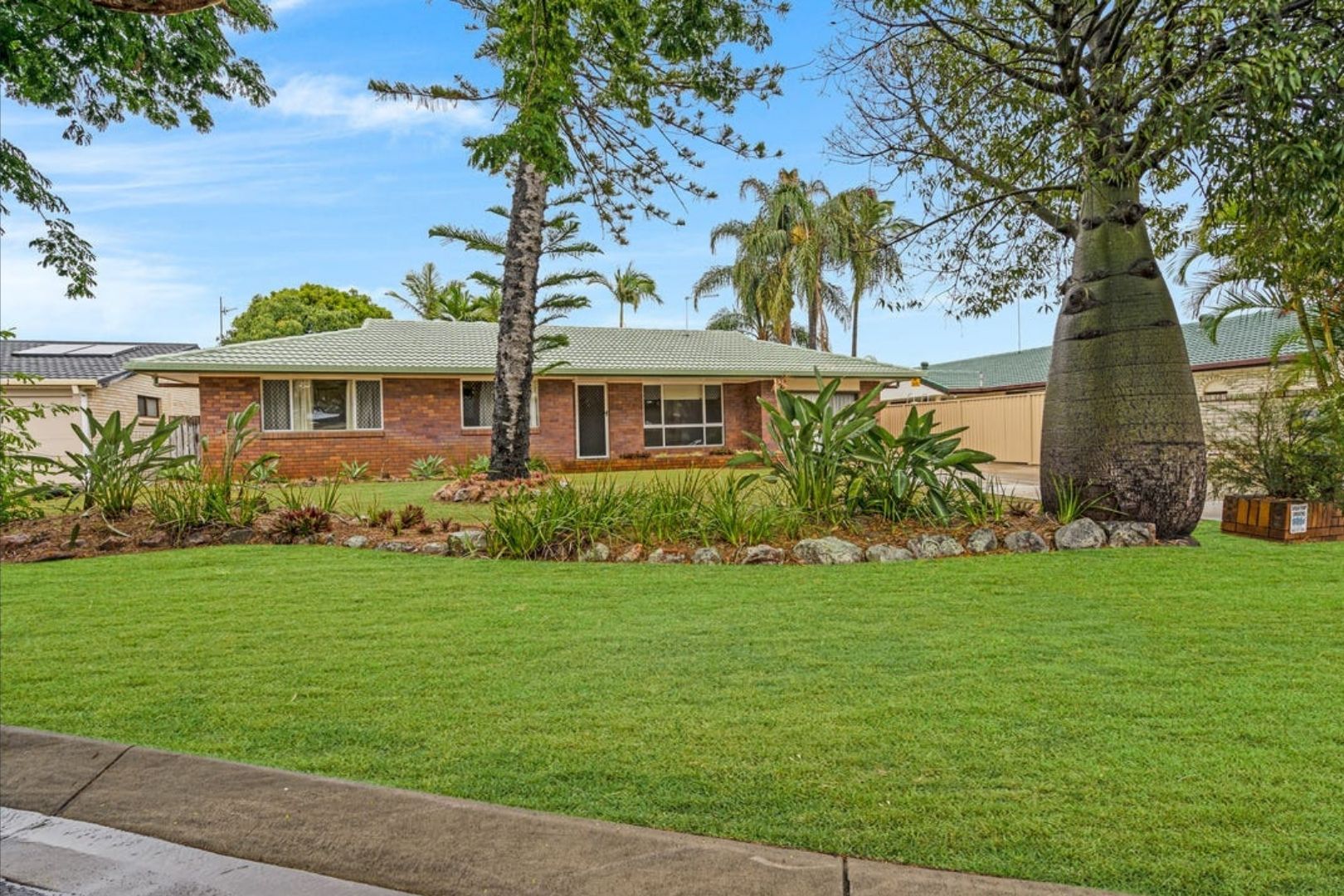 4 bedrooms House in 27 Fairsky Avenue MERMAID WATERS QLD, 4218