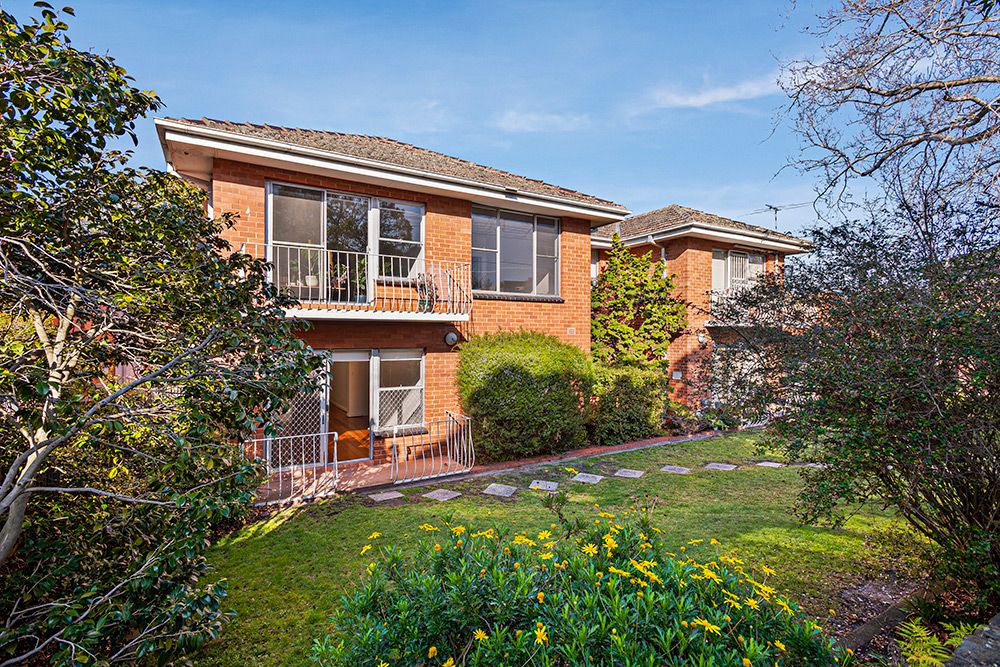 2 bedrooms Apartment / Unit / Flat in 2/4 Bella Vista Road CAULFIELD NORTH VIC, 3161