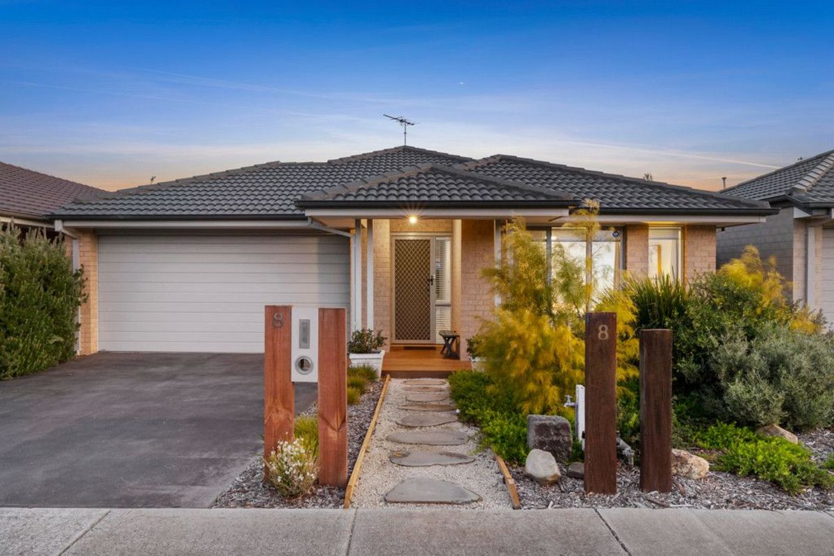 4 bedrooms House in 8 Tenneyson Close ARMSTRONG CREEK VIC, 3217