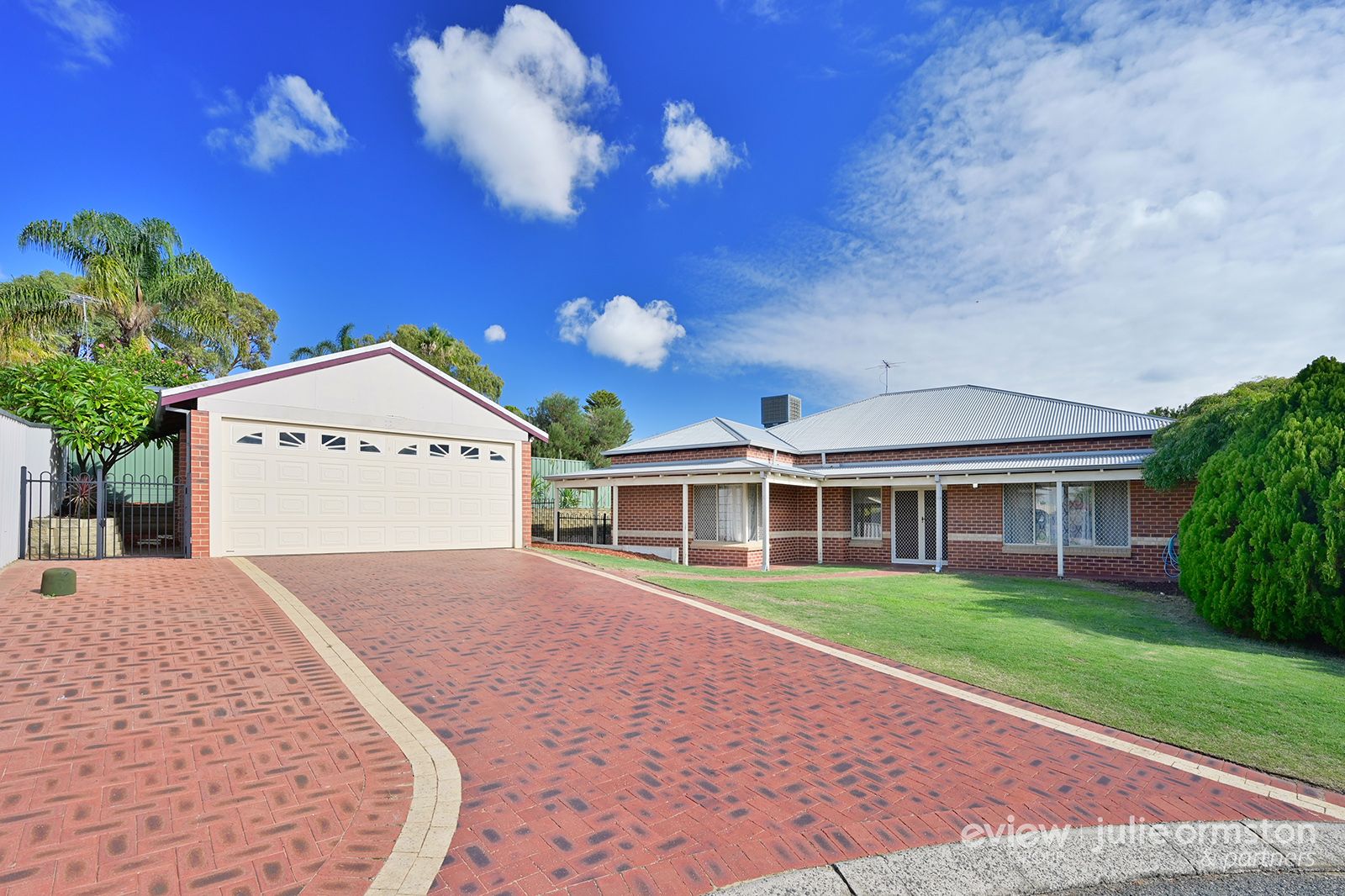 4 bedrooms House in 11 Tara Court WOODVALE WA, 6026