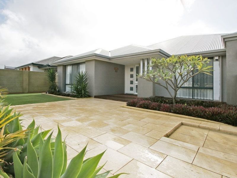 4 bedrooms House in 8 Dunlap Avenue SUCCESS WA, 6164