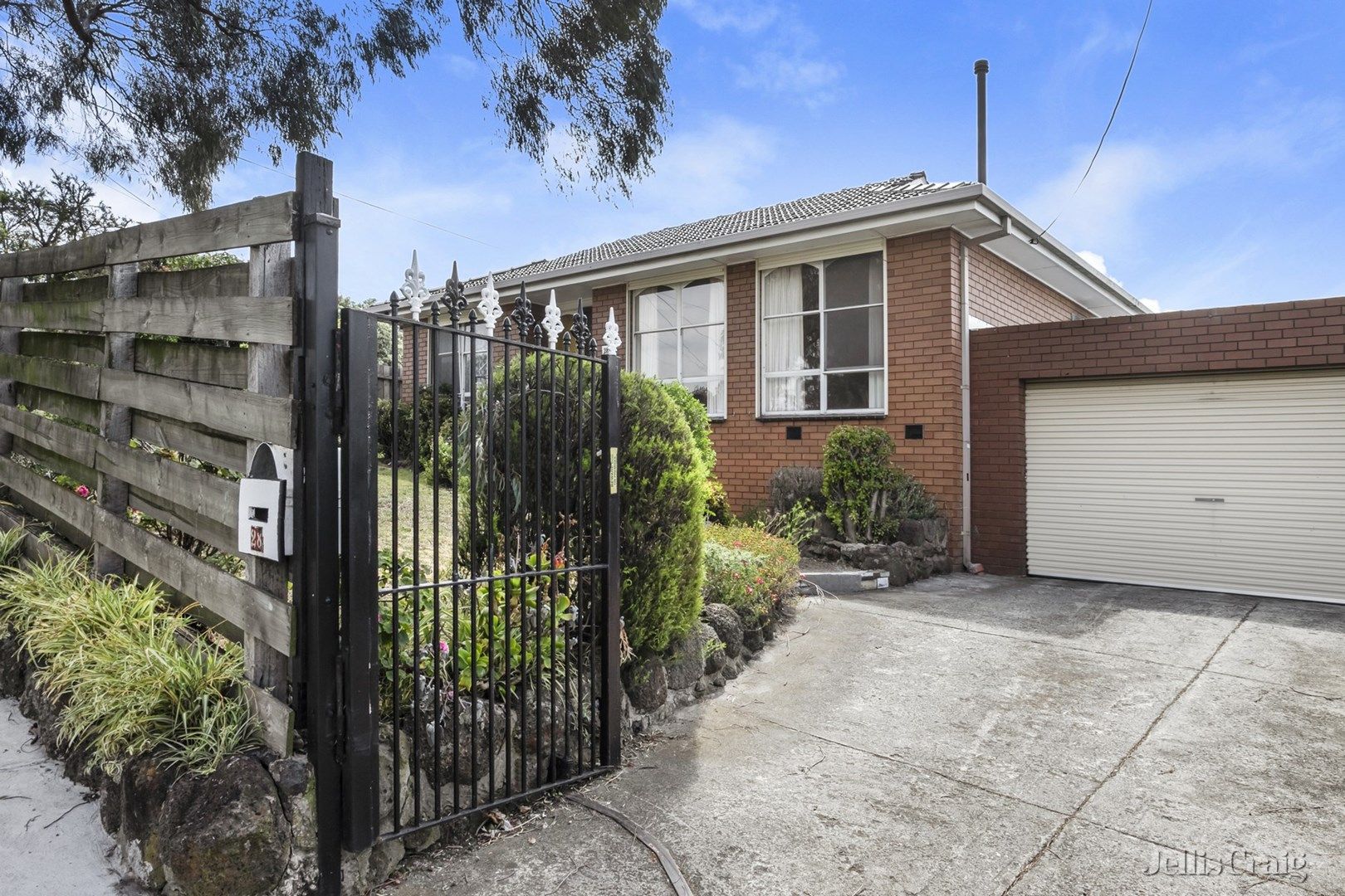 3 bedrooms House in 28 Caravelle Crescent STRATHMORE HEIGHTS VIC, 3041