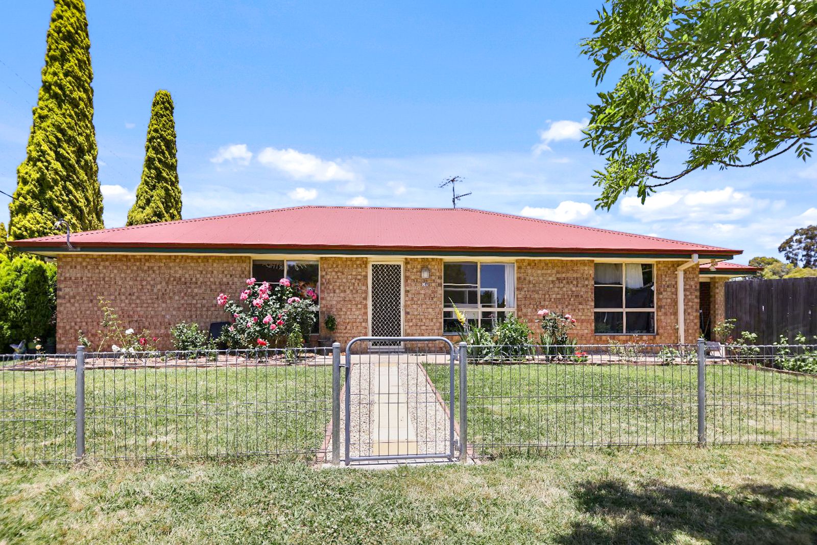 4 bedrooms House in 98 Niagara Street ARMIDALE NSW, 2350