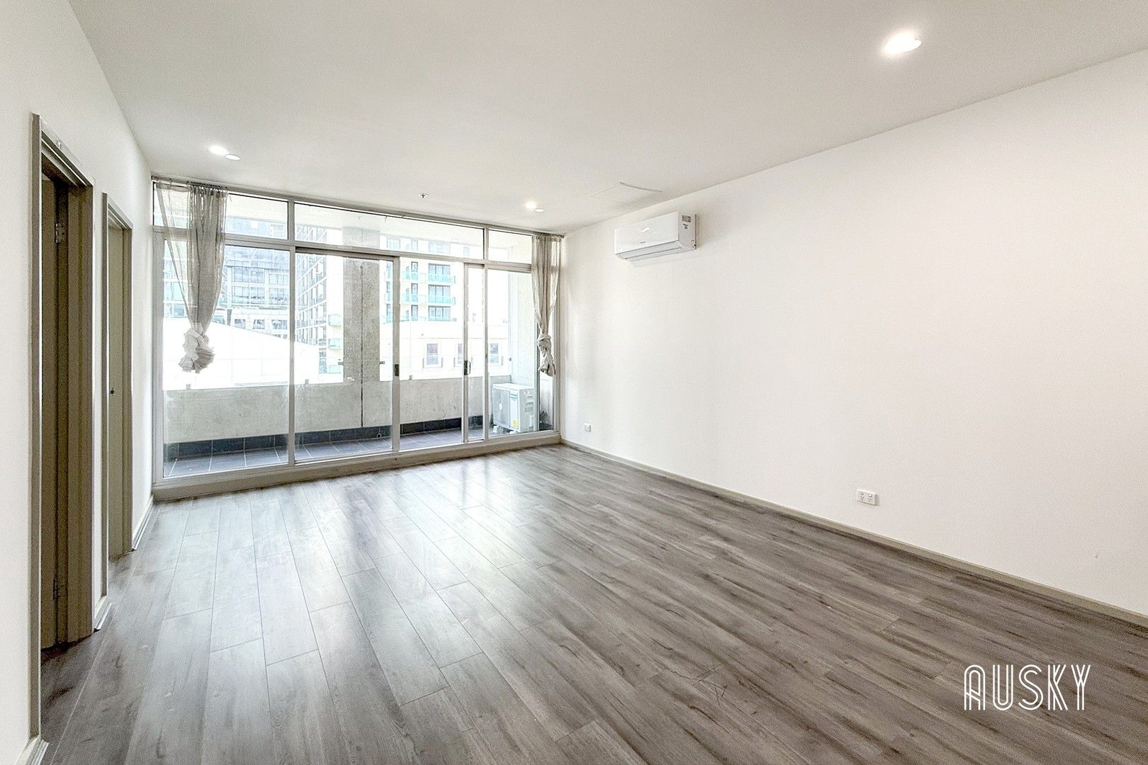 4 bedrooms Apartment / Unit / Flat in 703/270 King Street MELBOURNE VIC, 3000