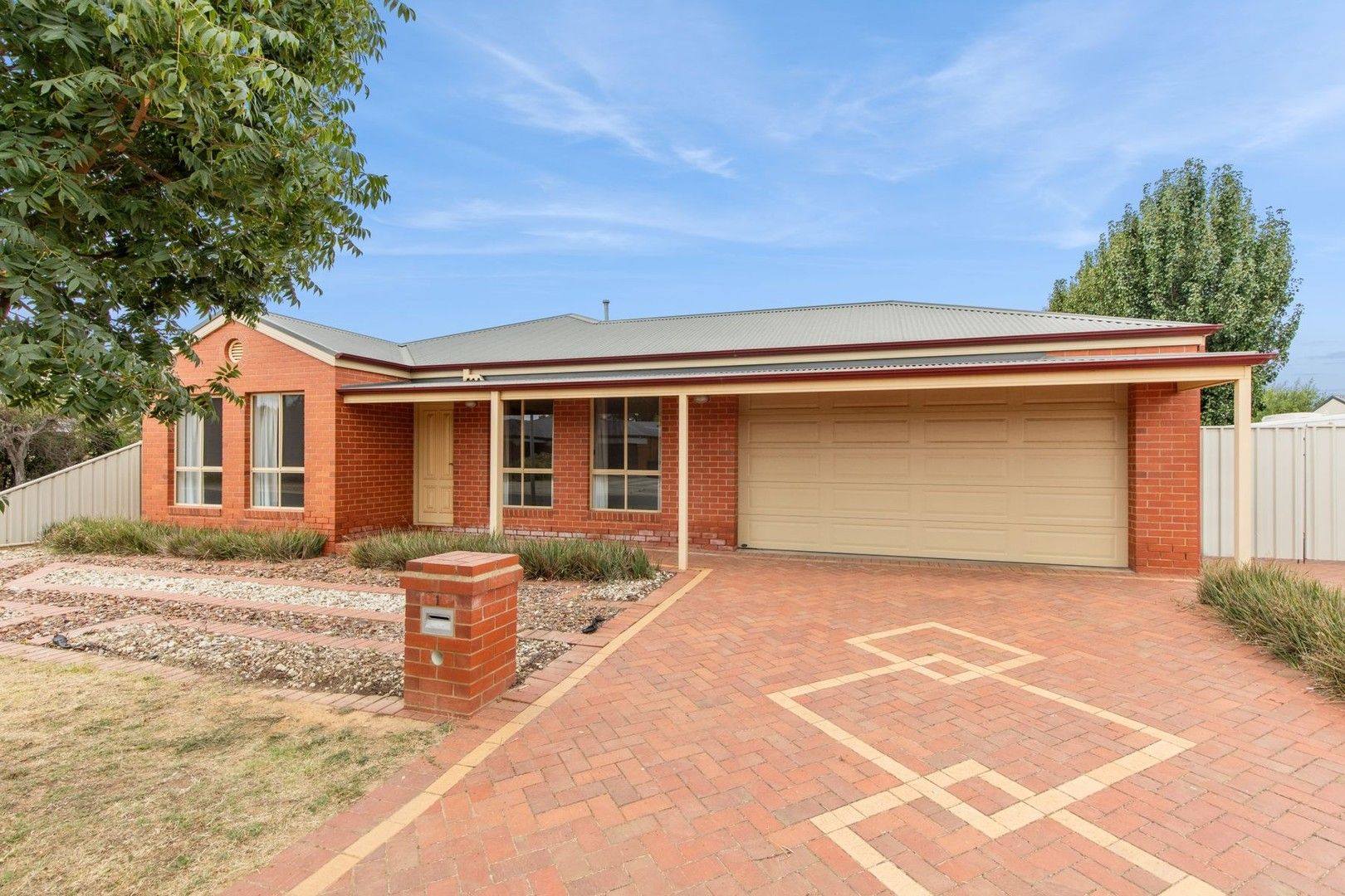 4 bedrooms House in 1 Marnie Court EPSOM VIC, 3551