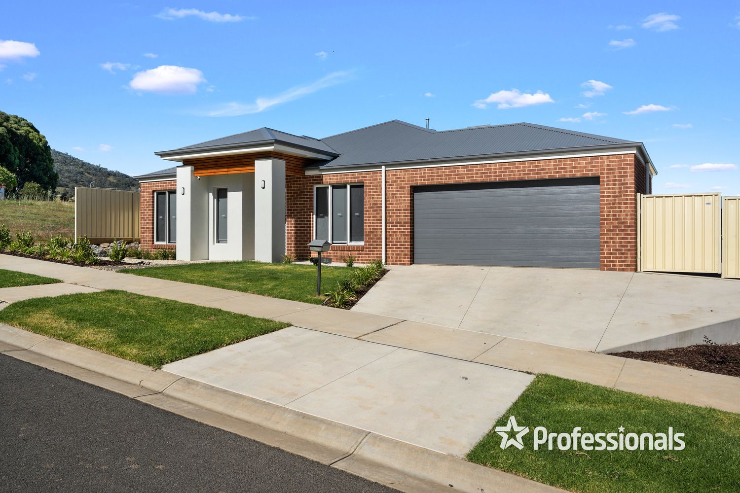 4 bedrooms House in 24 Lexcen Street BARANDUDA VIC, 3691