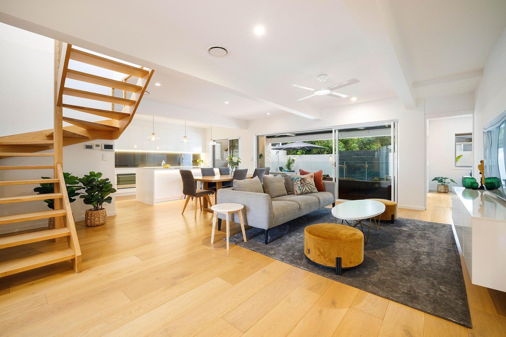 4 bedrooms House in 22 Dolphin Avenue MERMAID BEACH QLD, 4218