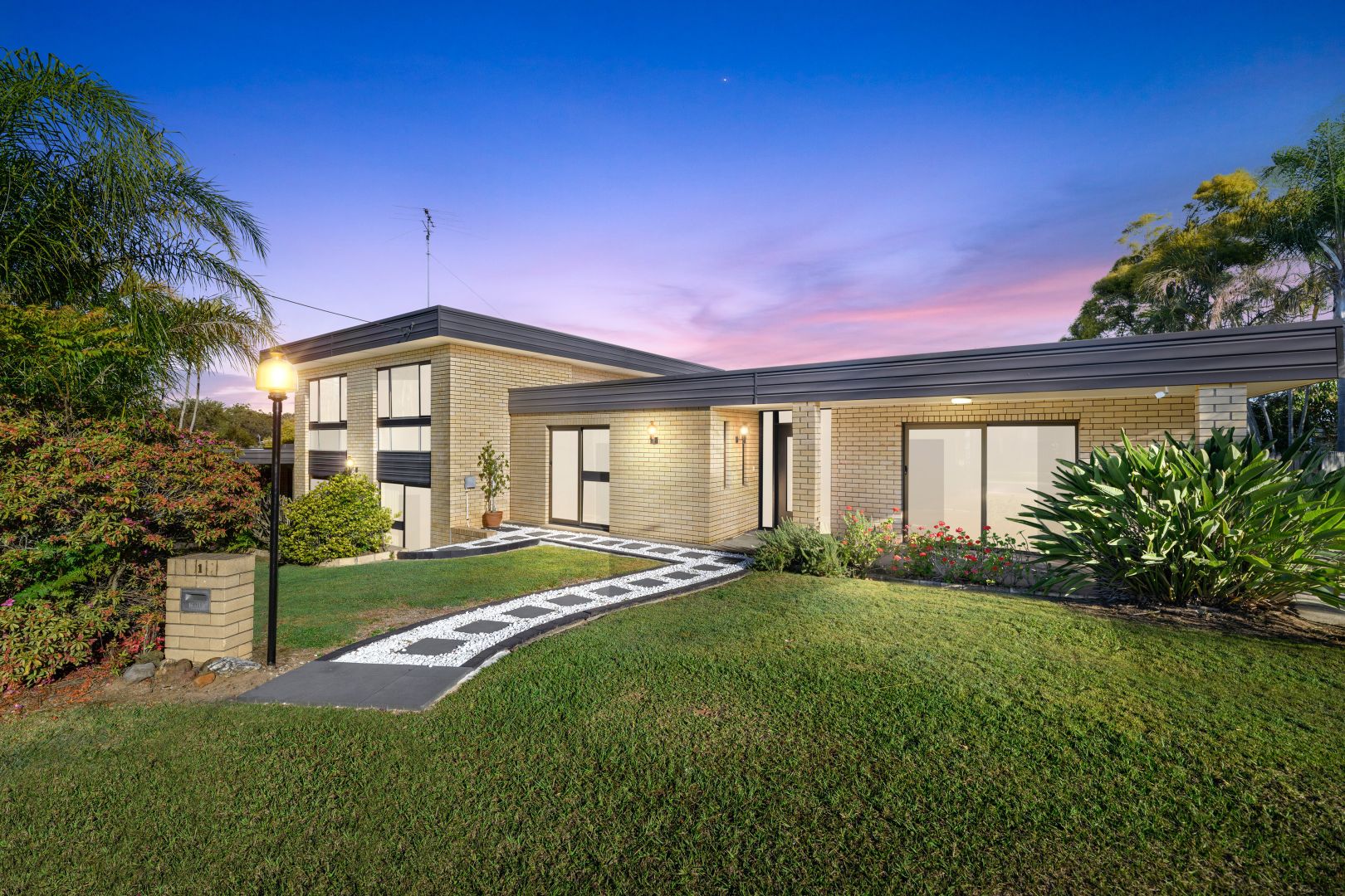 1 Larwood Street, Upper Mount Gravatt Property History & Address