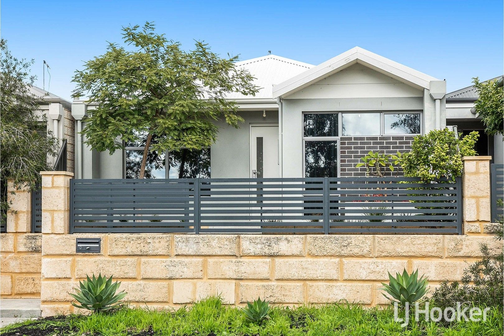 3 bedrooms House in 10 Luxhay Parkway AVELEY WA, 6069
