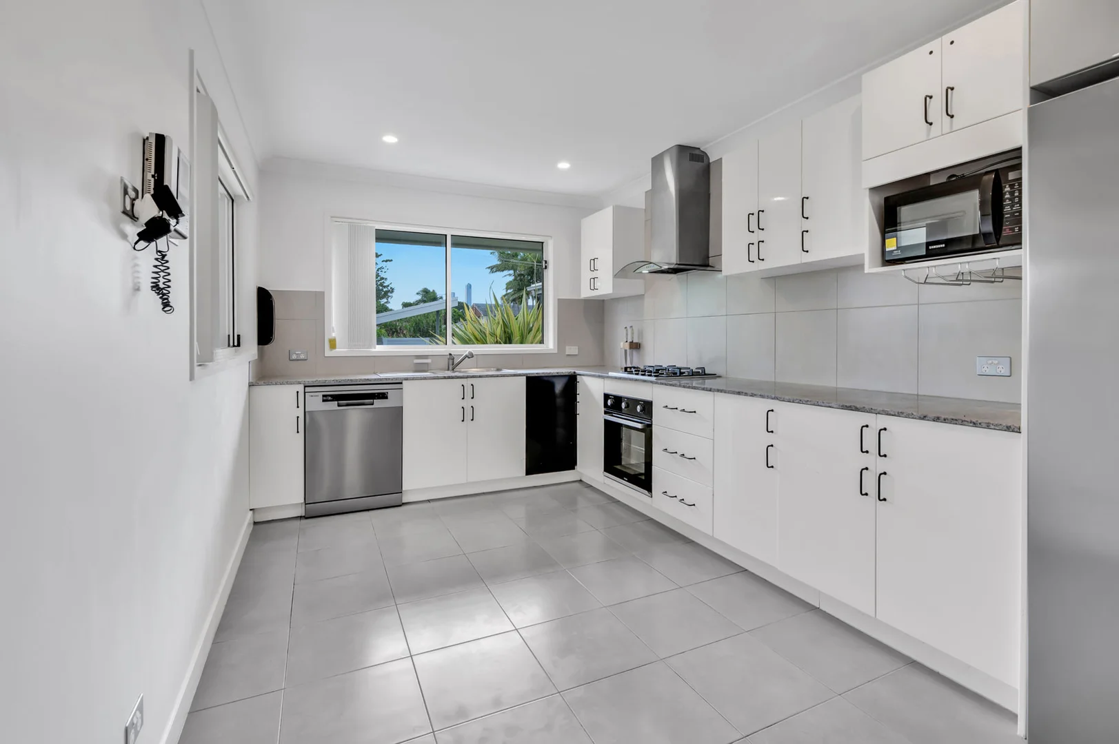 Additional image 6 of 28 Bermuda St, Broadbeach Waters QLD 4218