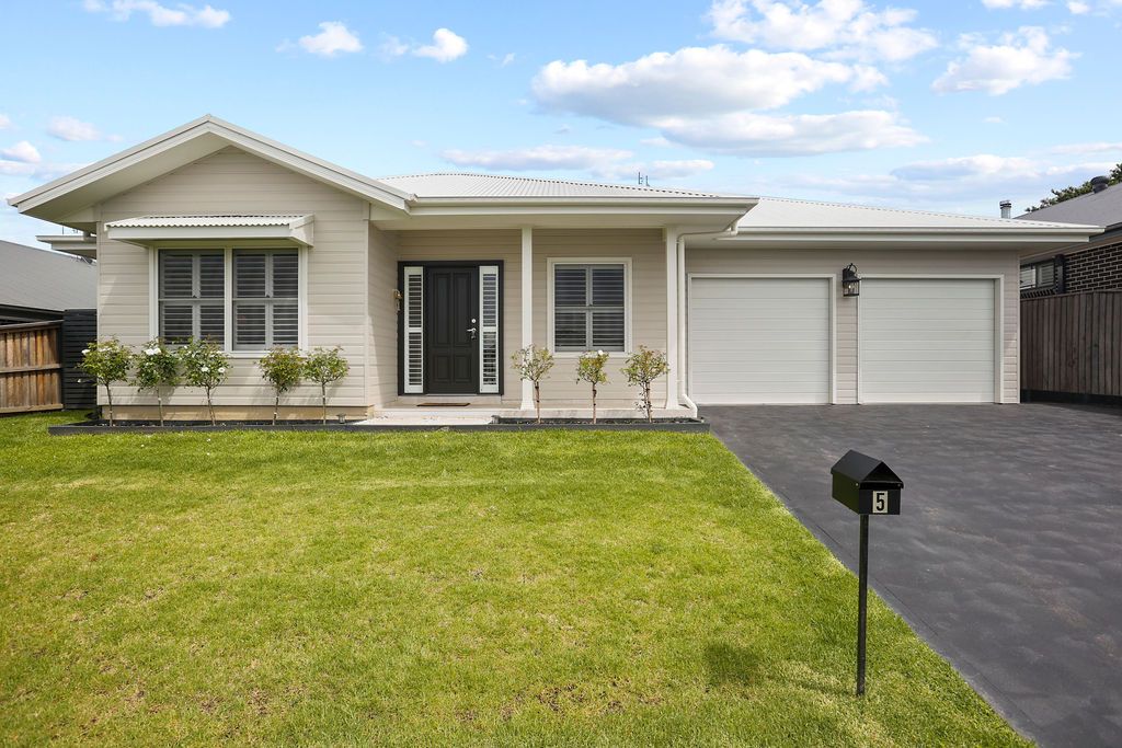 4 bedrooms House in 5 Joyce Street MOSS VALE NSW, 2577