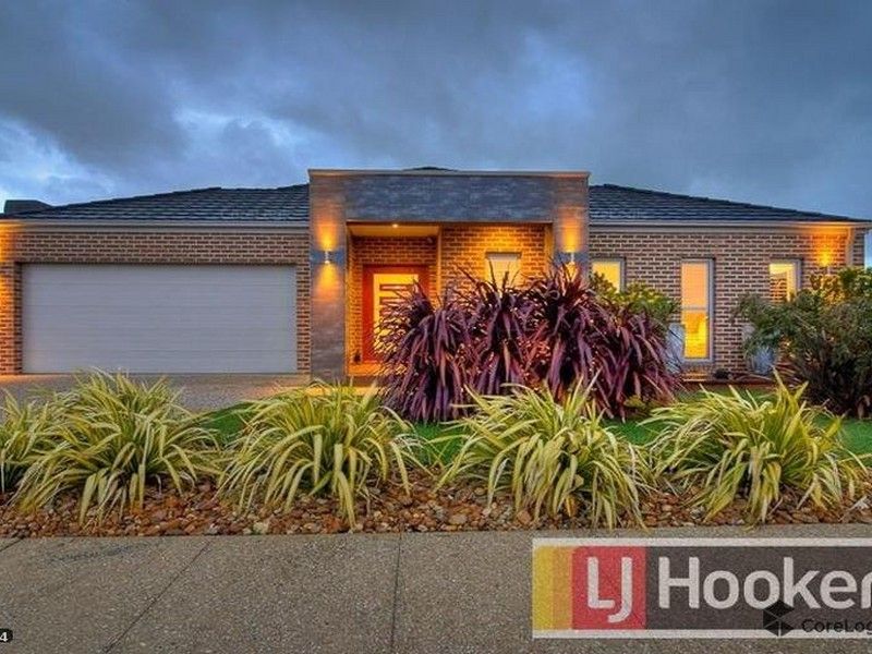 4 bedrooms House in 7 Loxton Way PAKENHAM VIC, 3810