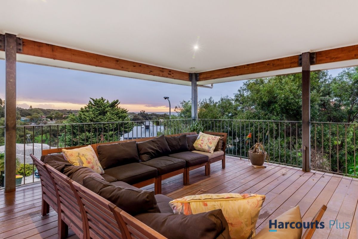 4 bedrooms House in 17 Luderitz Close HALLETT COVE SA, 5158