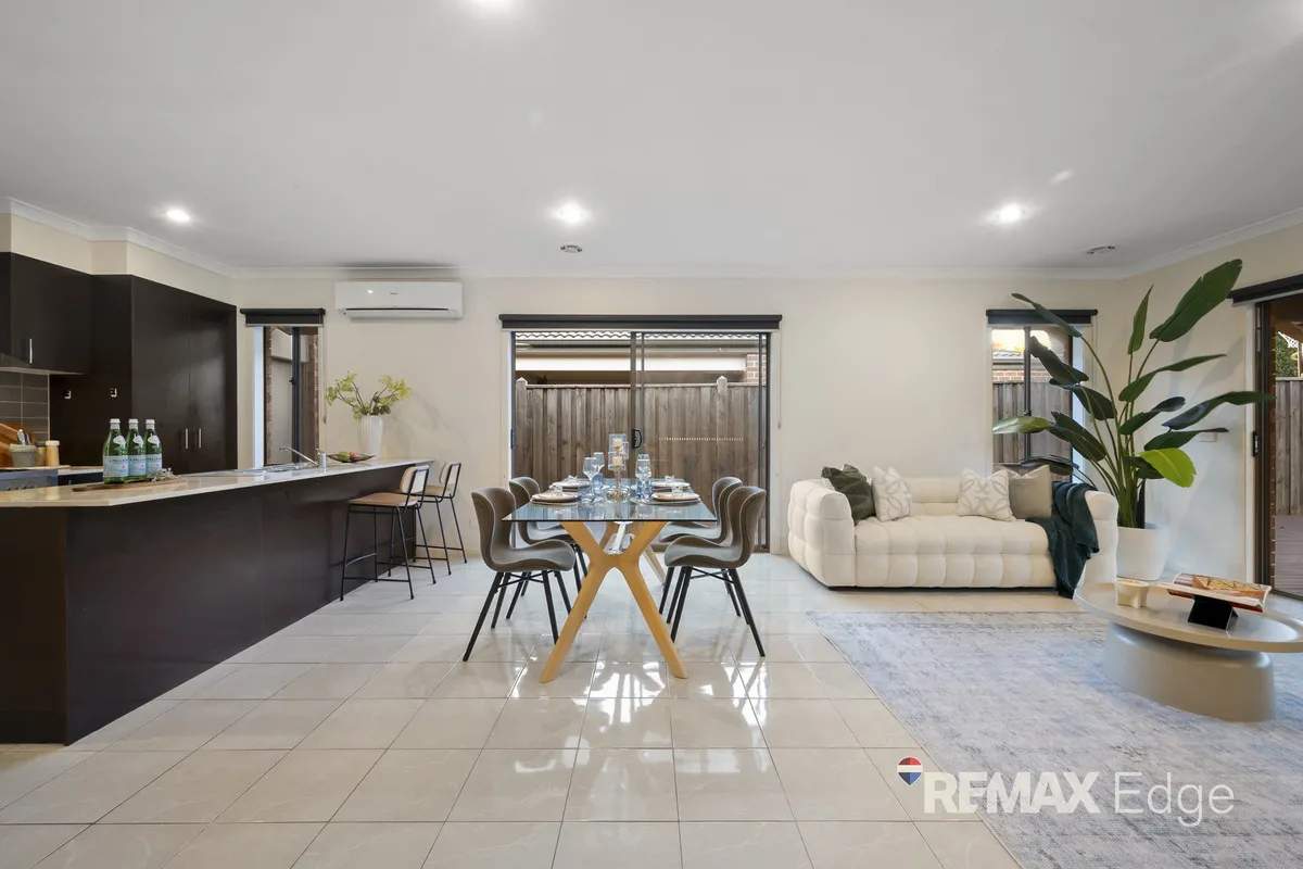 Stylish Family Living with Exceptional Indoor-Outdoor Appeal - Więcej