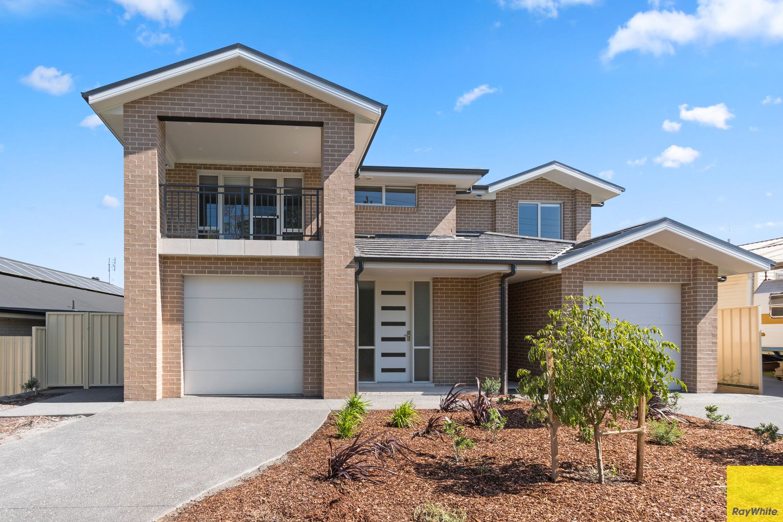 4 bedrooms Duplex in 13a Thornbury Avenue UNANDERRA NSW, 2526