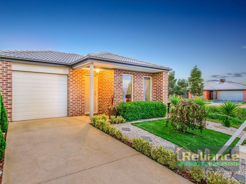 4 Amble Way, Melton South VIC 3338, Image 2