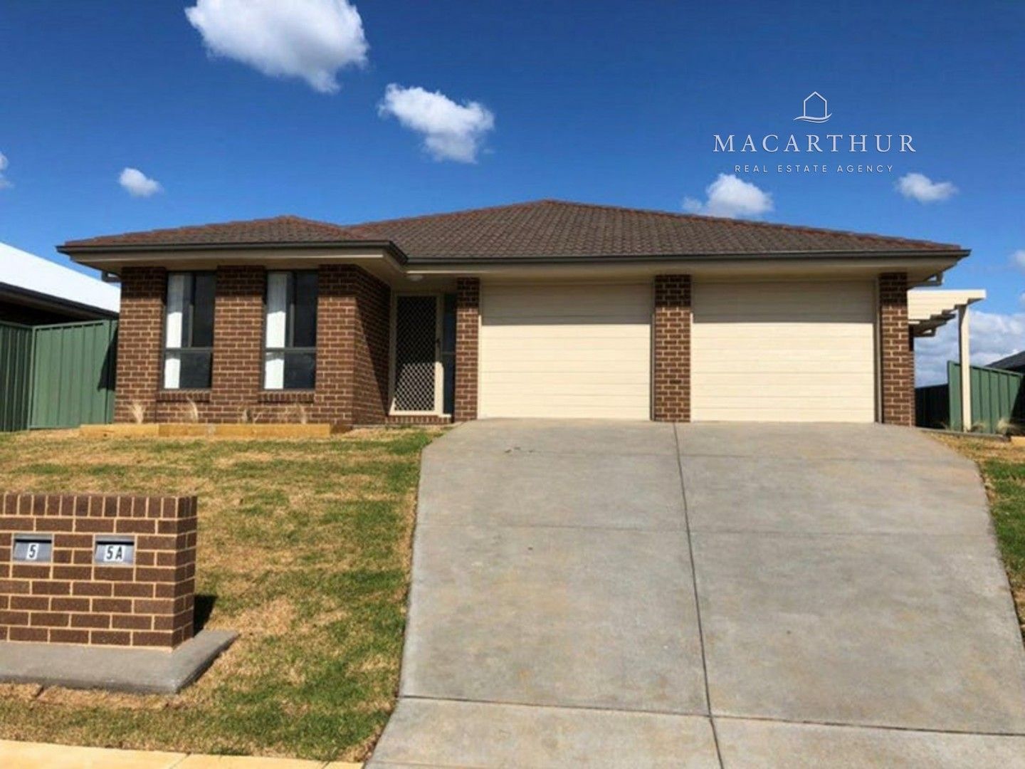 3 bedrooms House in 11 Hazelwood Drive FOREST HILL NSW, 2651