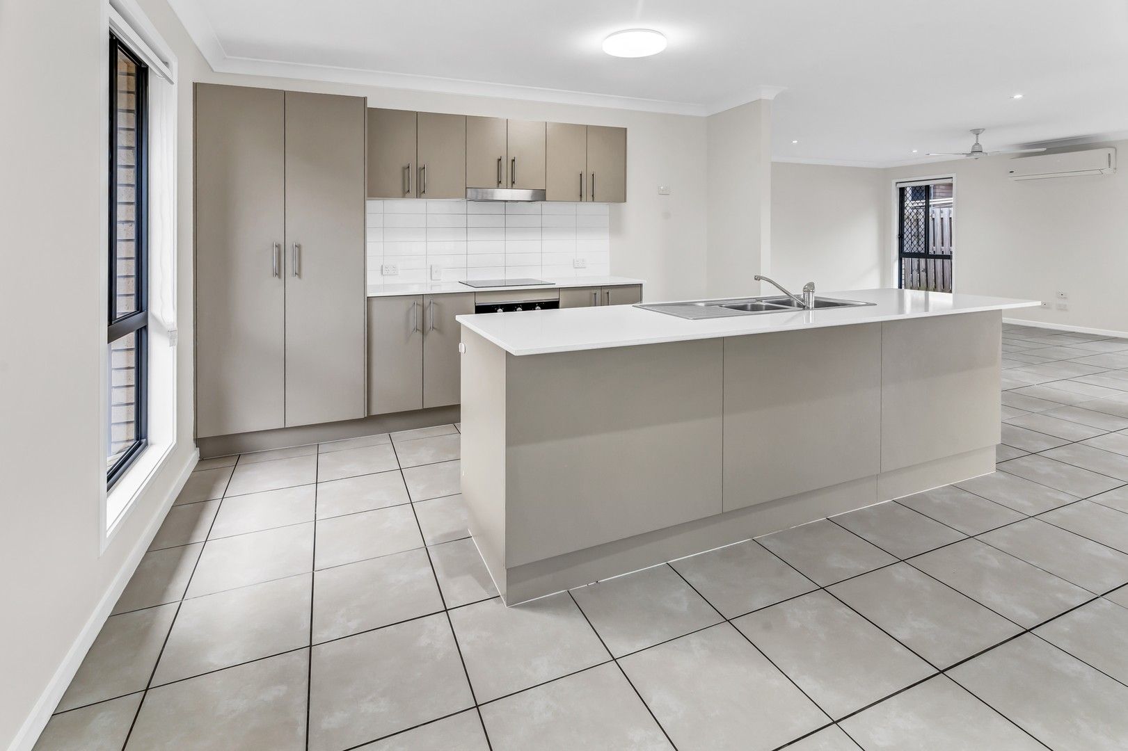 4 bedrooms House in 89 Dixon Drive PIMPAMA QLD, 4209