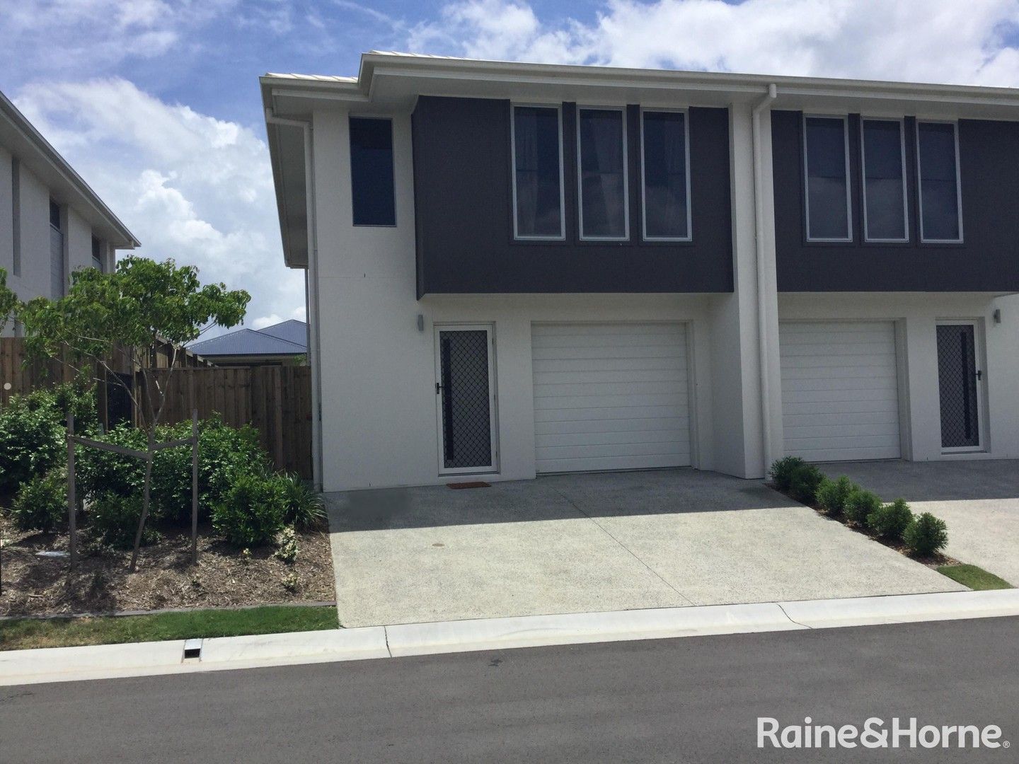 3 bedrooms Townhouse in 36 Cox Road PIMPAMA QLD, 4209